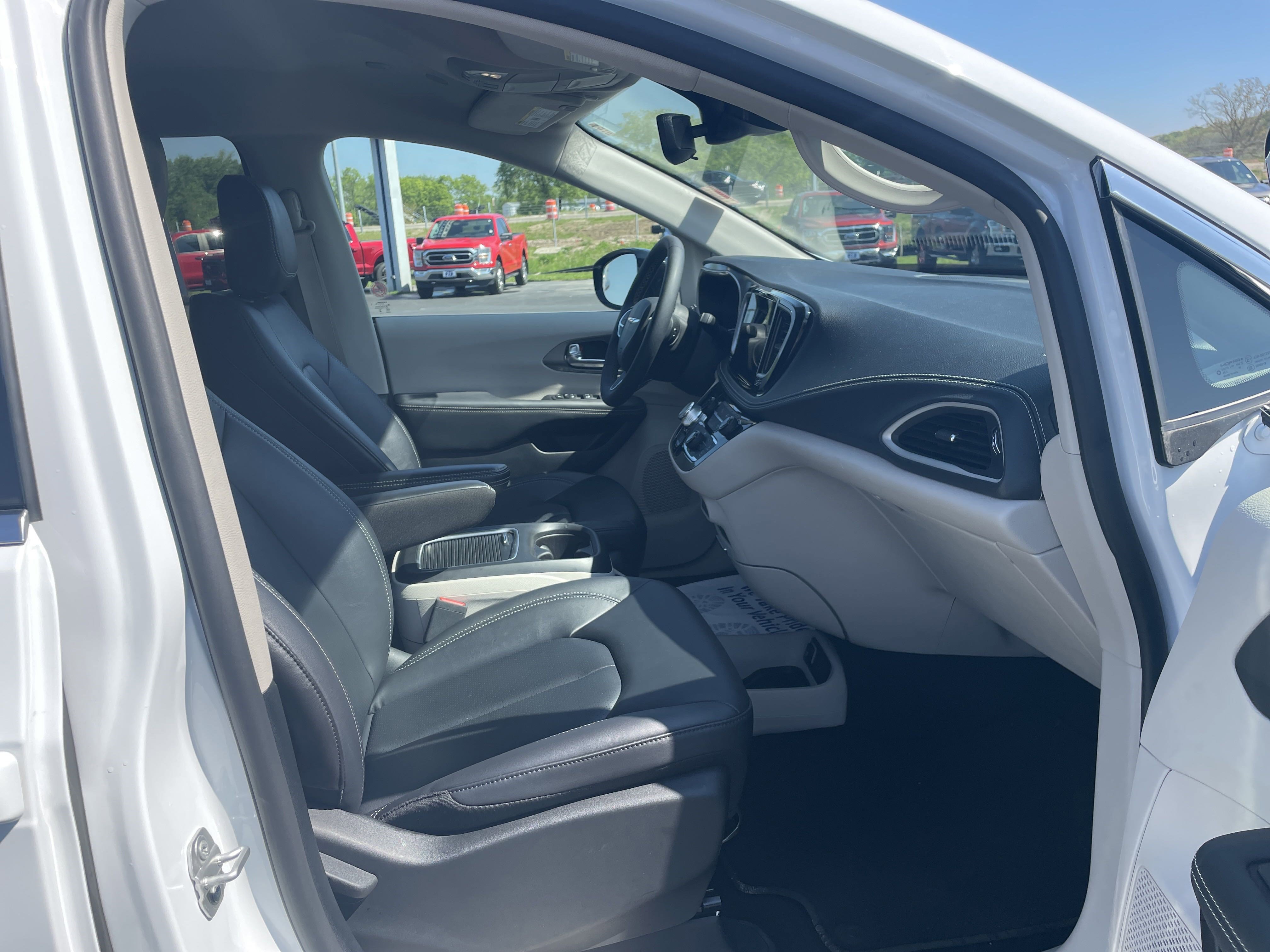 2024 Chrysler Pacifica Touring L photo 24