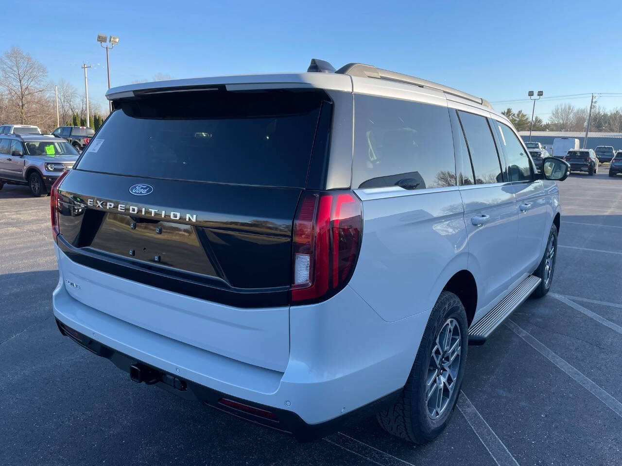 2025 Ford Expedition photo 3