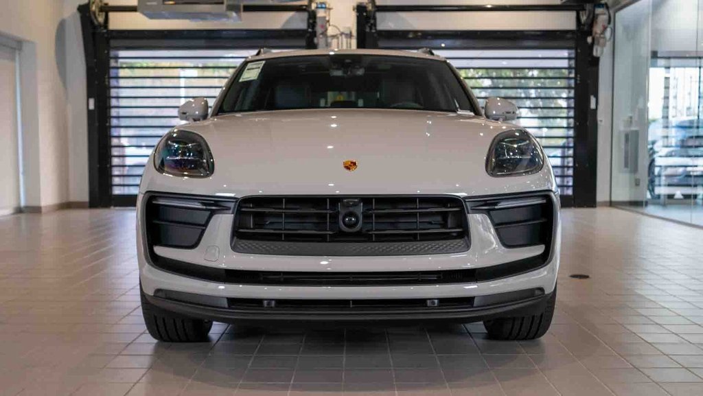 2025 Porsche Macan T photo 2