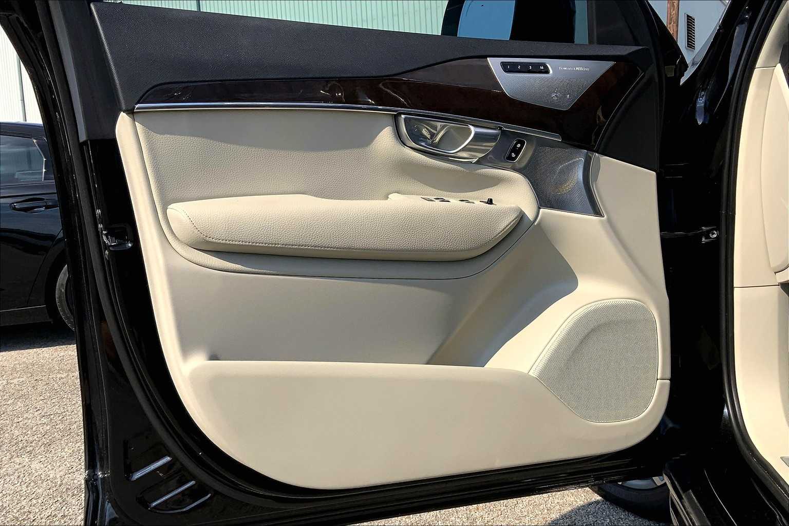 2017 Volvo XC90 Momentum photo 21