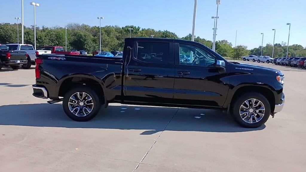 2023 Chevrolet Silverado 1500 LT photo 9
