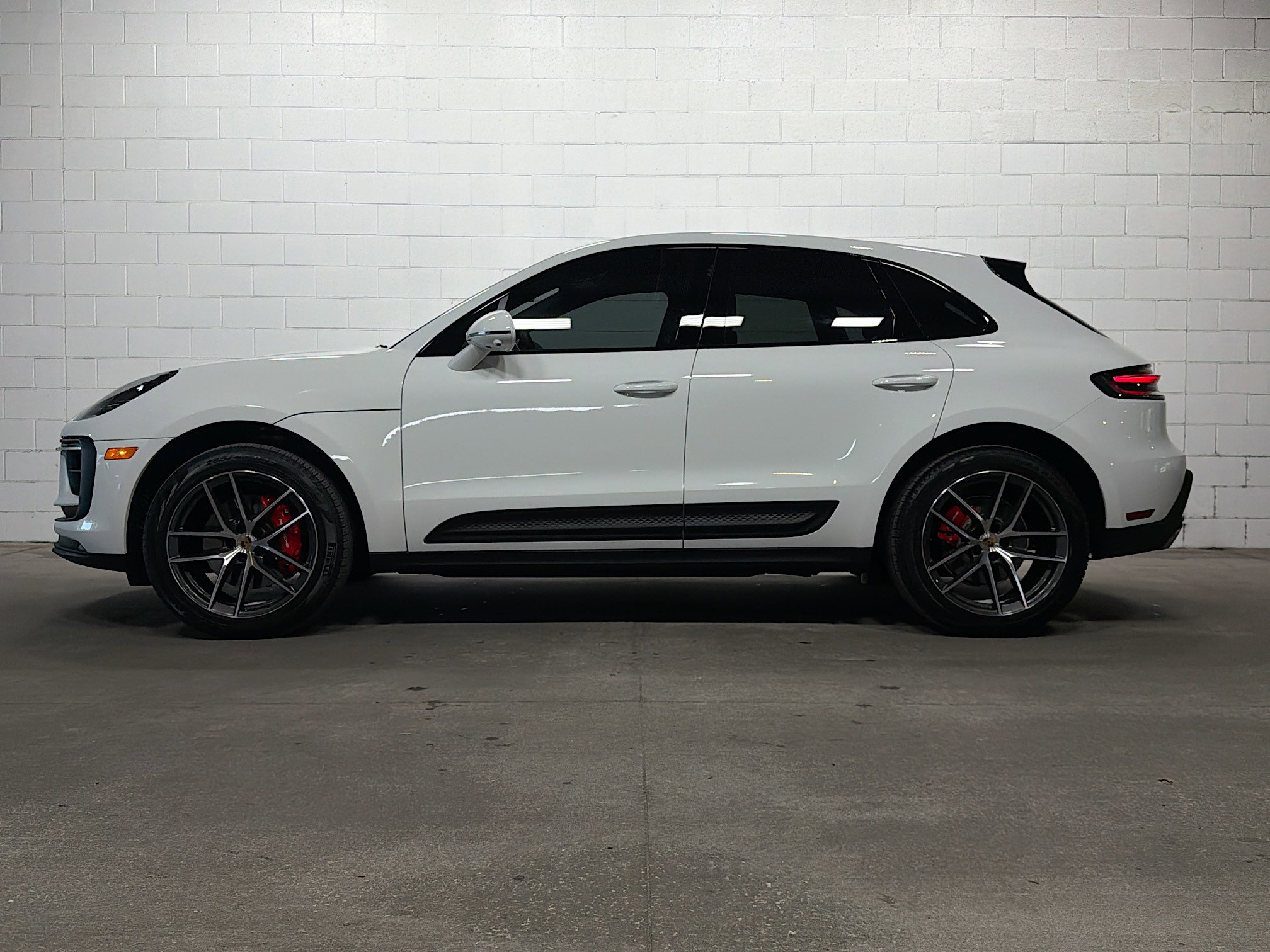 2025 Porsche Macan S photo 2