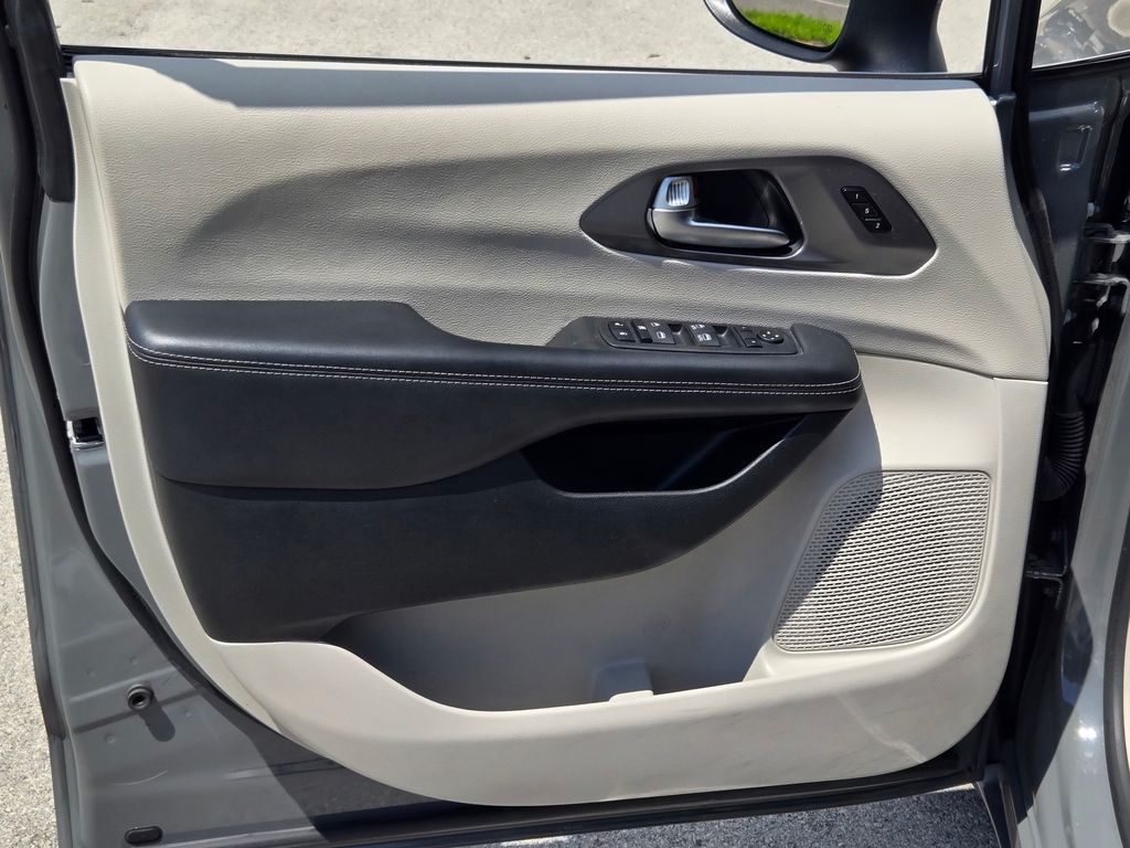 2023 Chrysler Pacifica Touring L photo 16