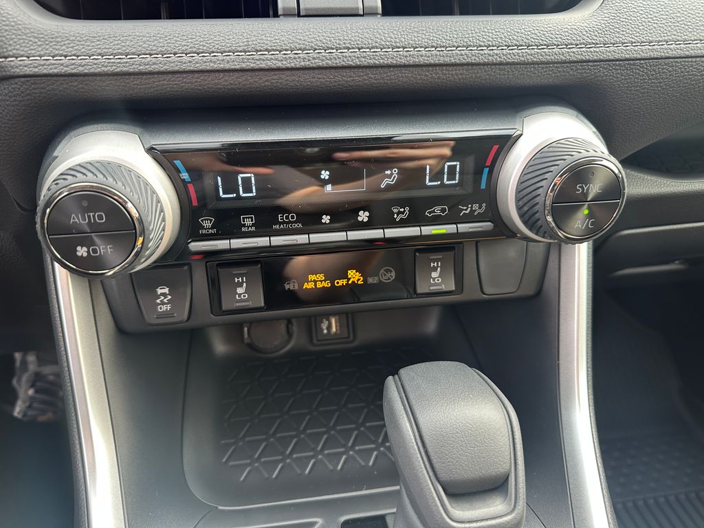 2025 Toyota RAV4 Hybrid XLE photo 18