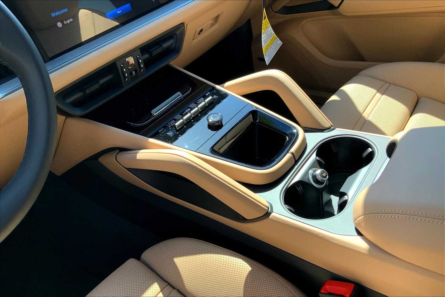 2025 Porsche Cayenne E-Hybrid Coupe photo 17