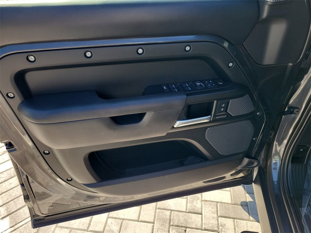2023 Land Rover Defender 110 V8 photo 21