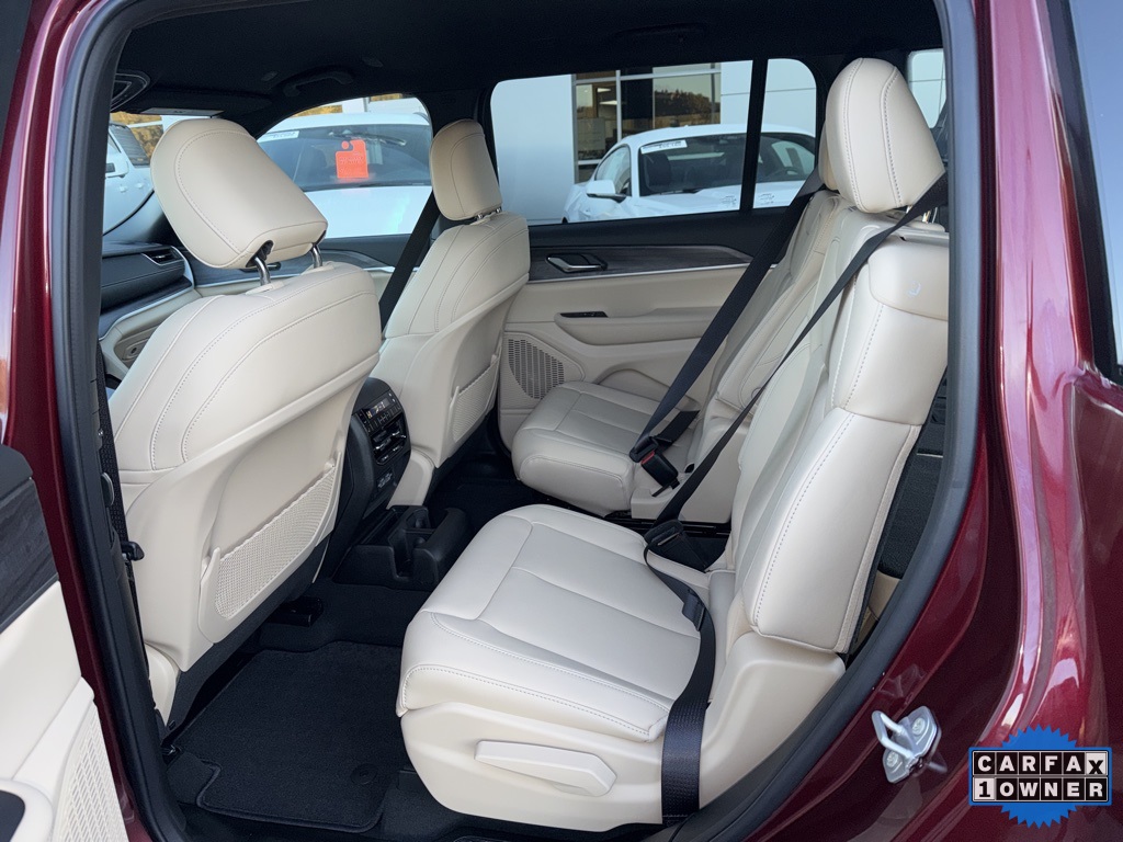 2025 Jeep Grand Cherokee Limited photo 2