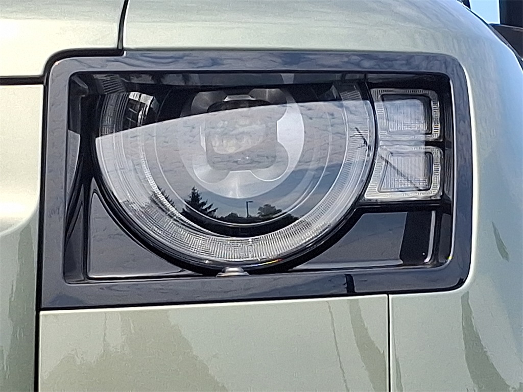 2025 Land Rover Defender 110 S photo 6