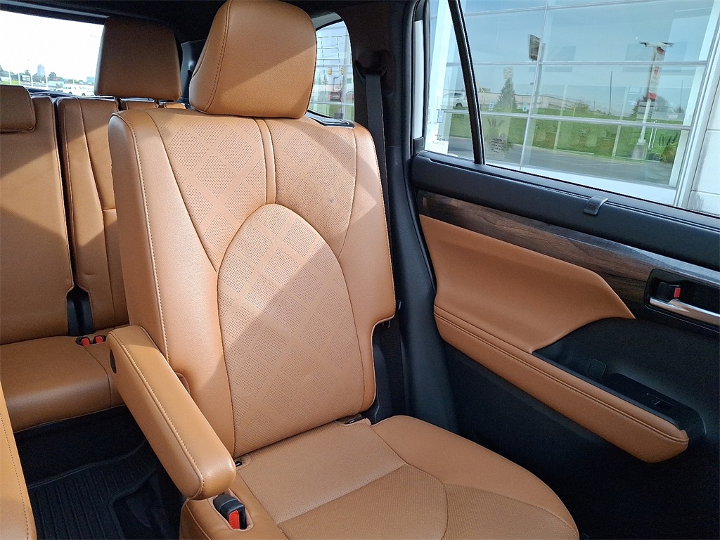 2023 Toyota Highlander Platinum photo 19