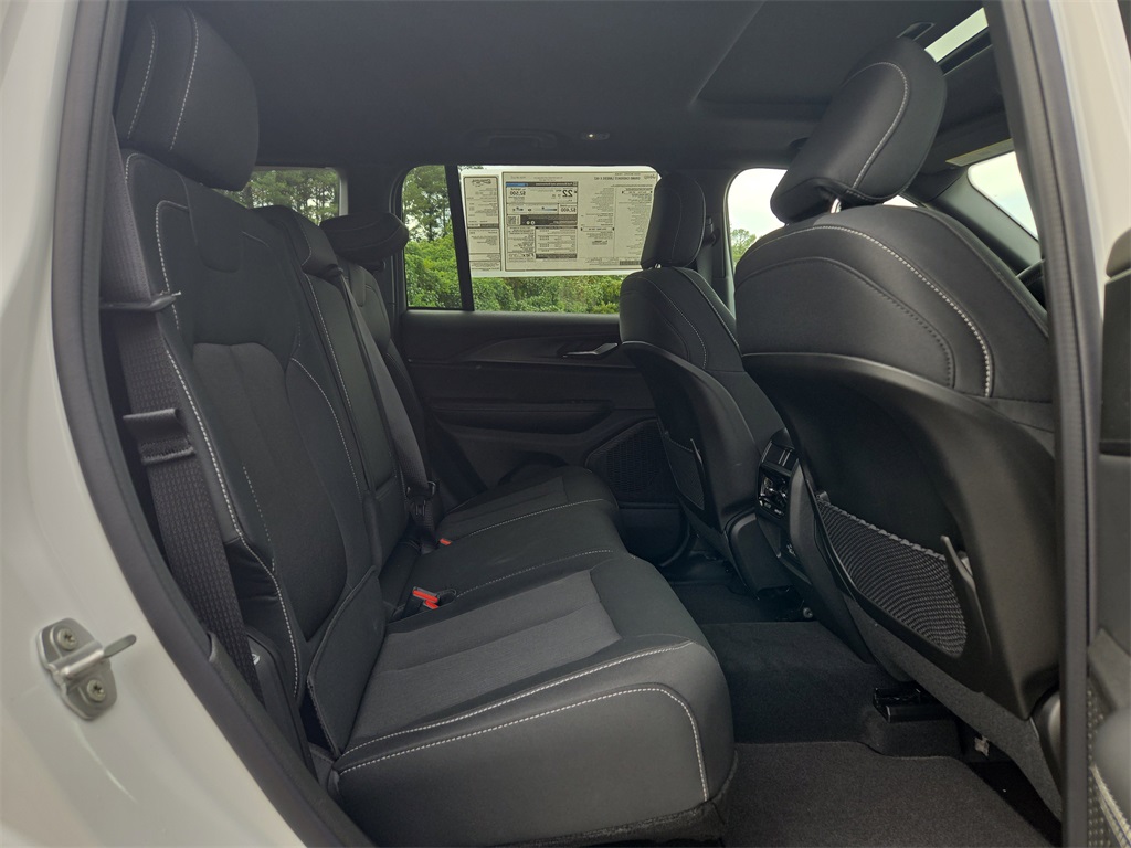2025 Jeep Grand Cherokee Laredo photo 12