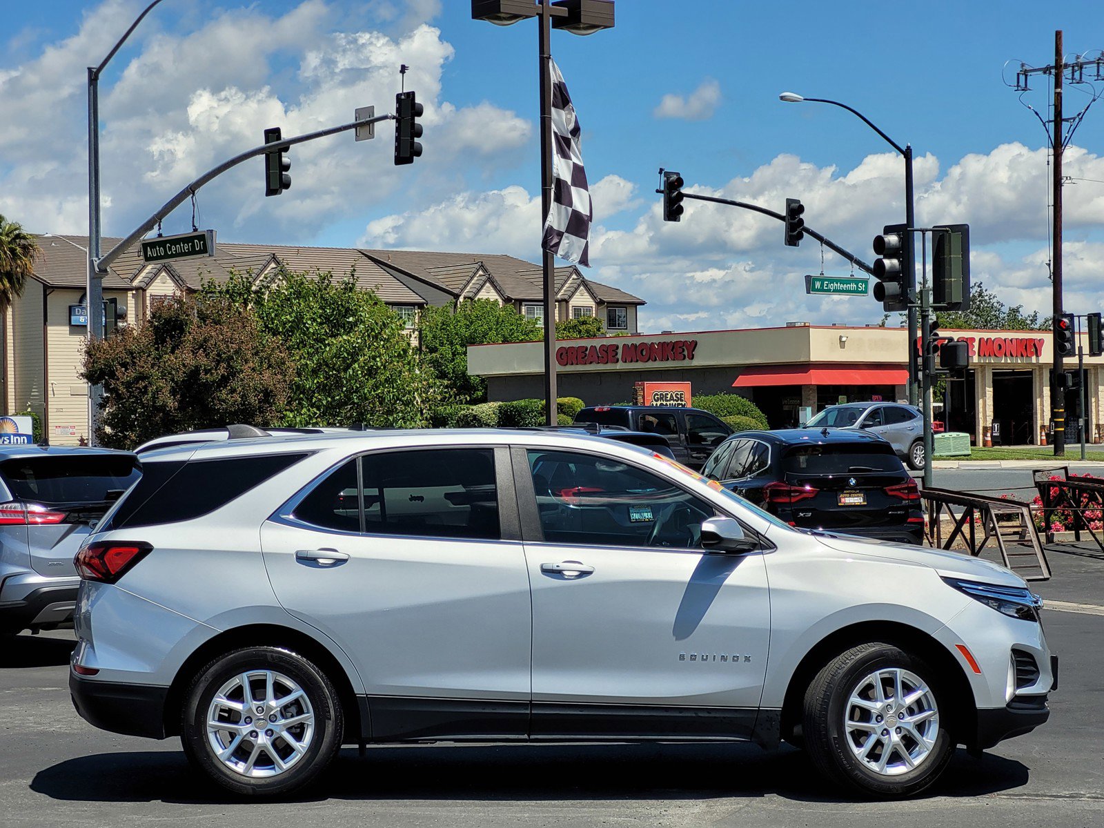 2022 Chevrolet Equinox LT photo 3