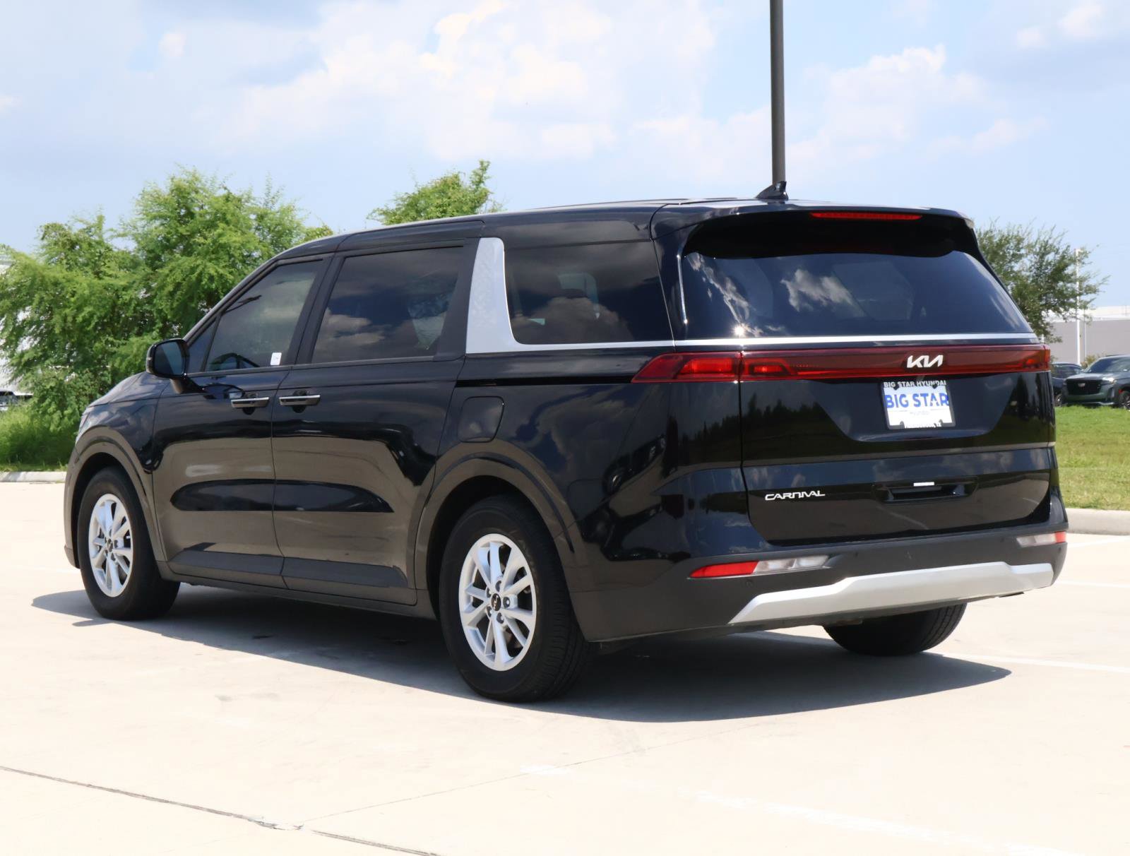 2024 Kia Carnival LX photo 3