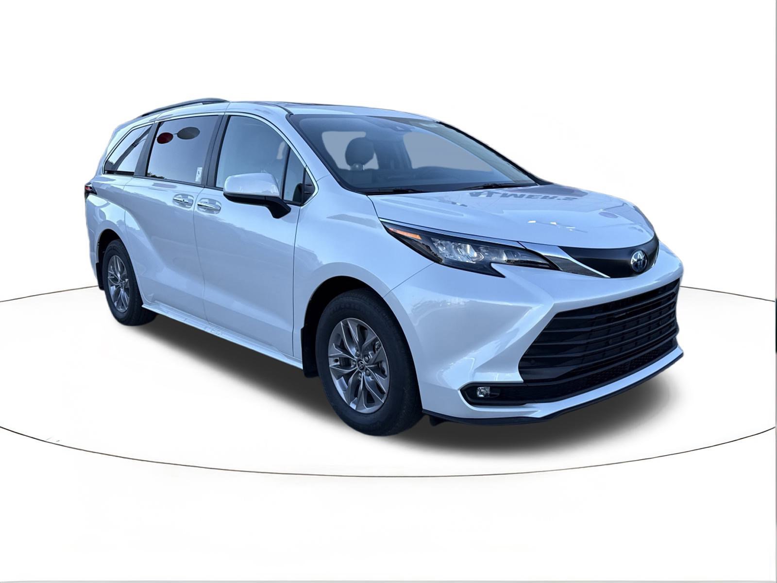 2025 Toyota Sienna XLE's photo
