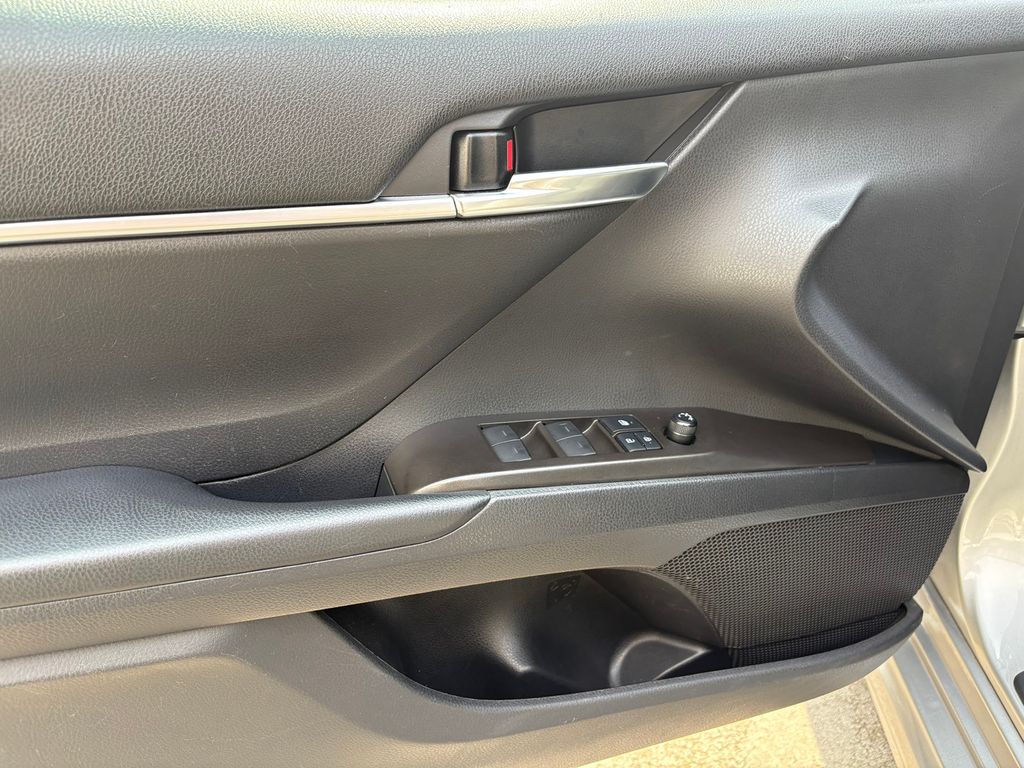 2021 Toyota Camry SE photo 13
