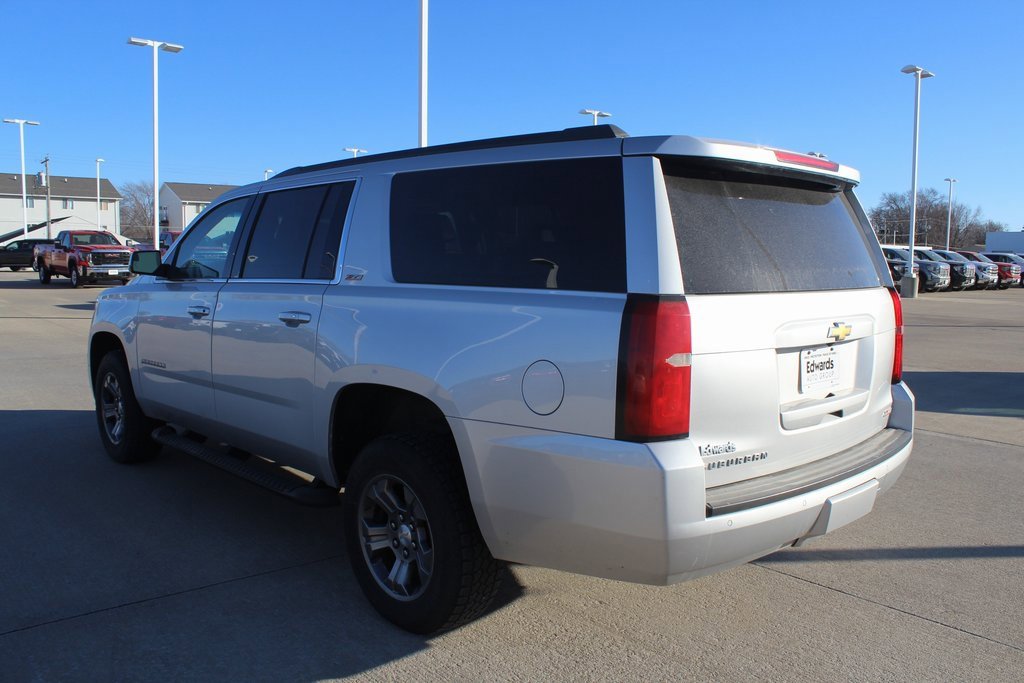 2017 Chevrolet Suburban LT photo 4