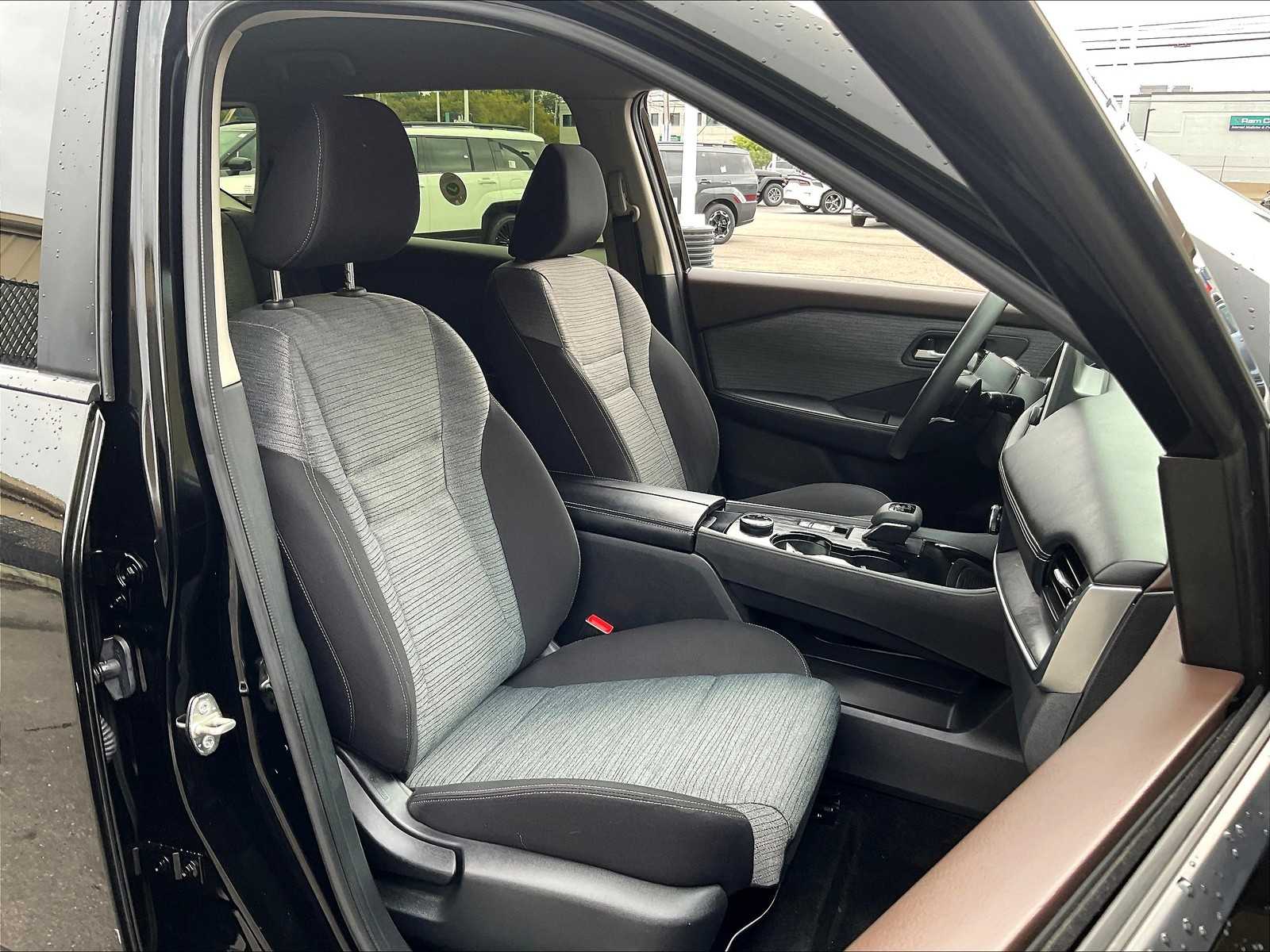 2023 Nissan Rogue SV photo 10