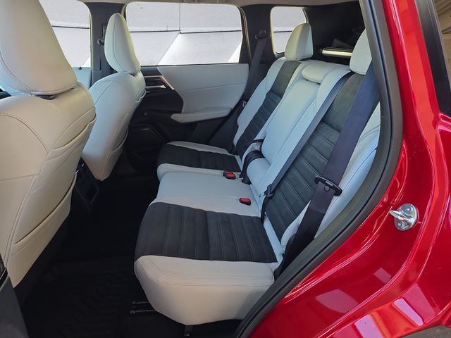 2025 Mitsubishi Outlander SE photo 16