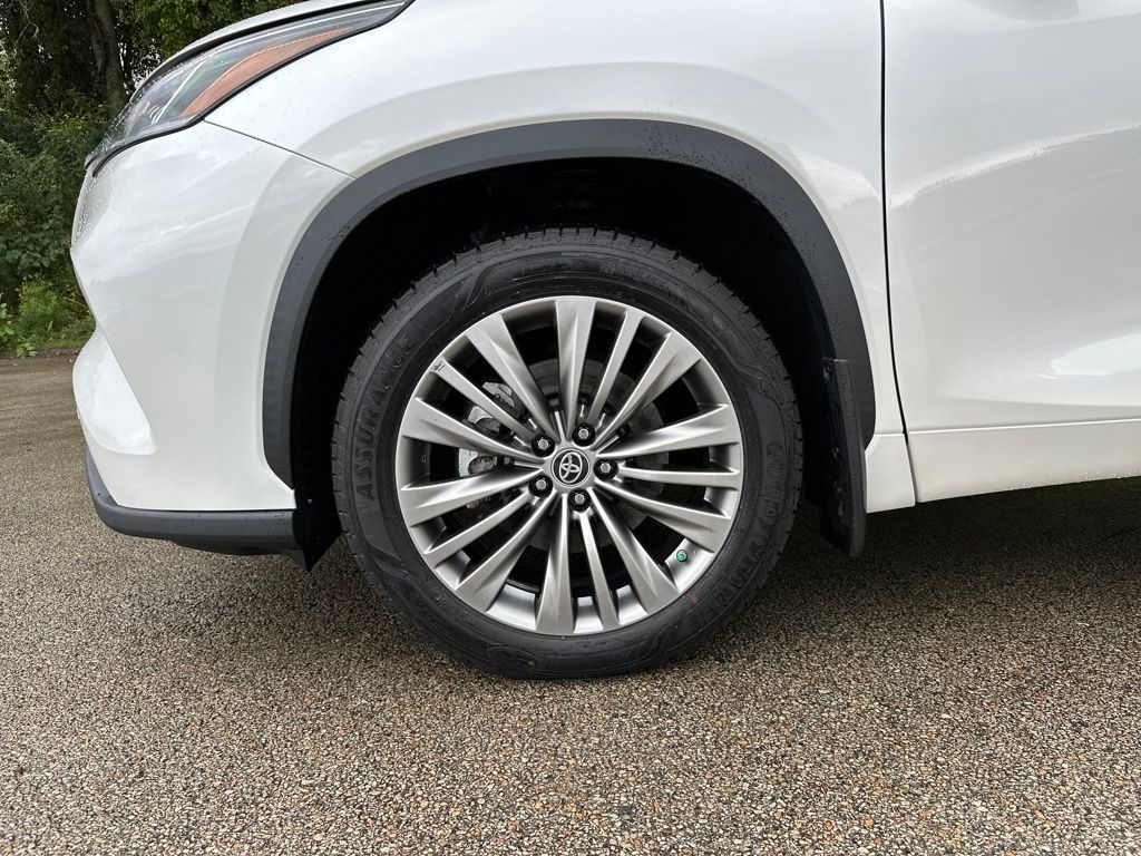 2020 Toyota Highlander Platinum photo 25
