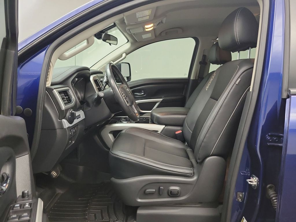 2017 Nissan Titan PRO-4X photo 3
