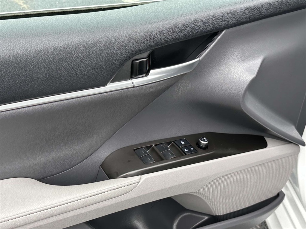 2022 Toyota Camry Hybrid XLE photo 17
