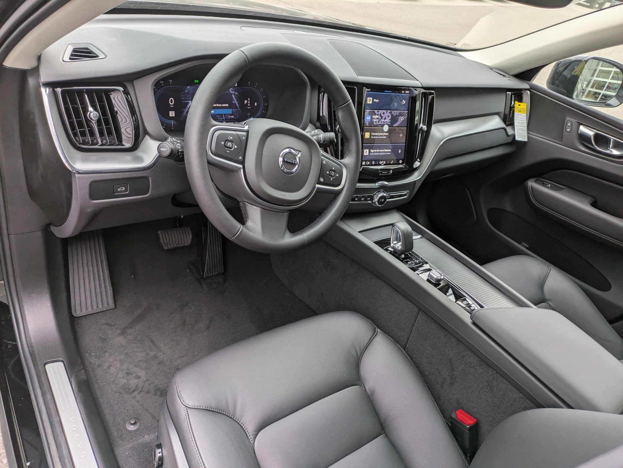 2025 Volvo XC60 Core photo 2