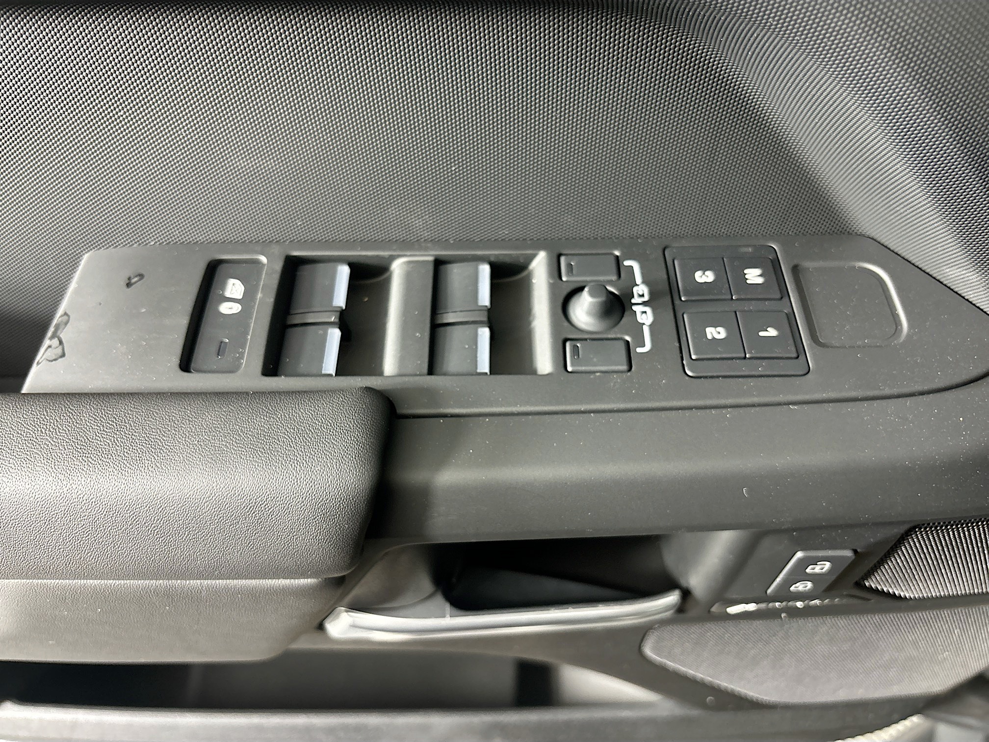 2025 Land Rover Defender 130 S photo 20