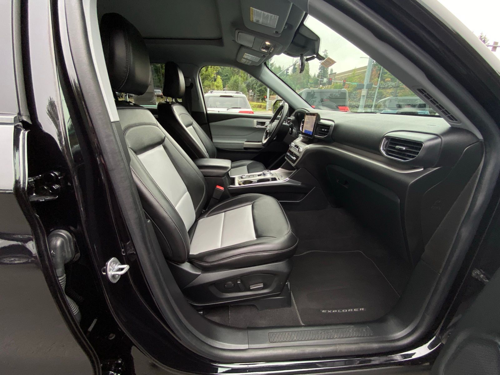 2022 Ford Explorer XLT photo 13