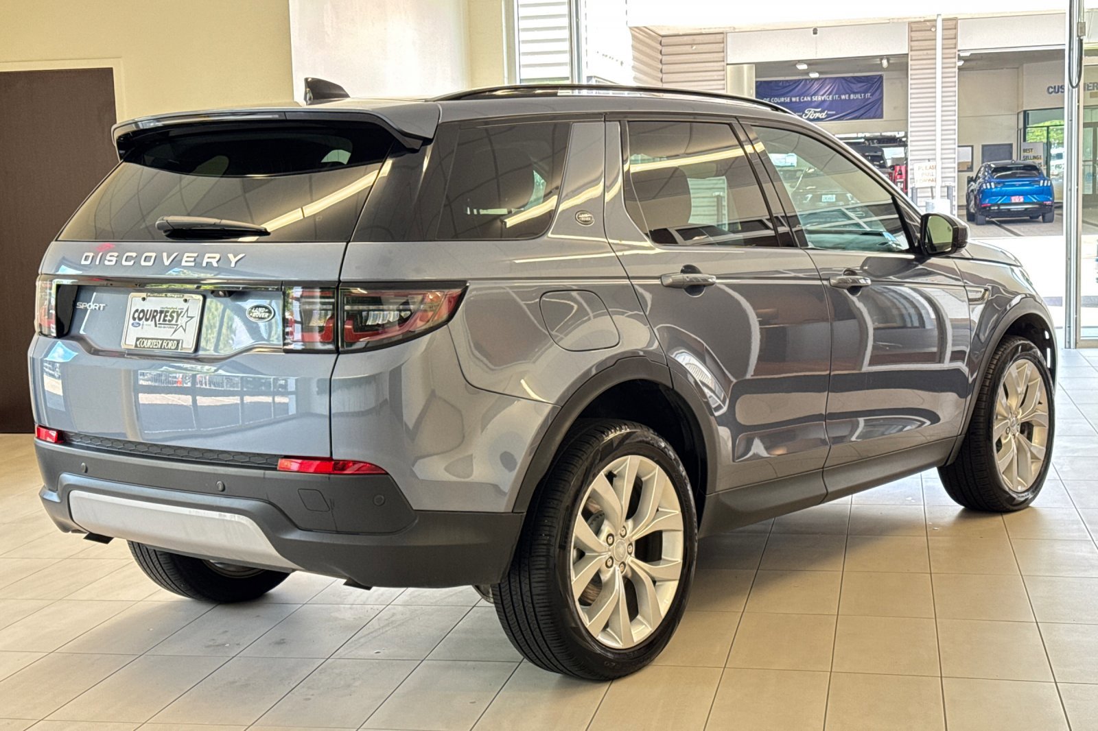 2022 Land Rover Discovery Sport SE photo 3