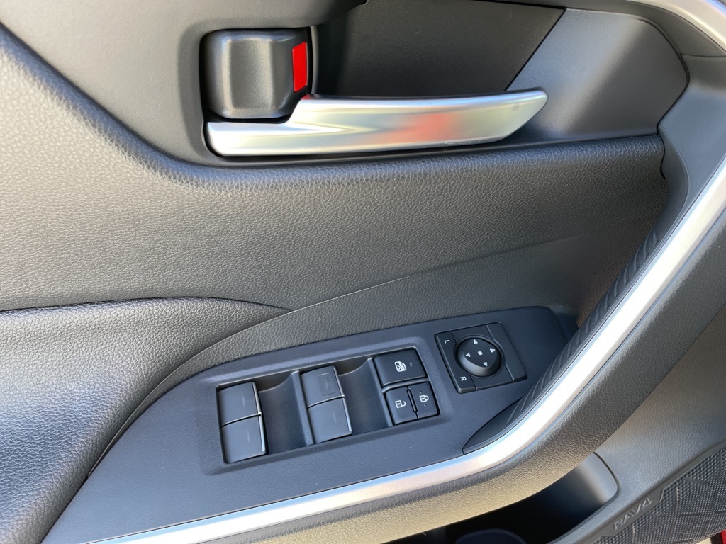 2025 Toyota RAV4 Hybrid XLE photo 6