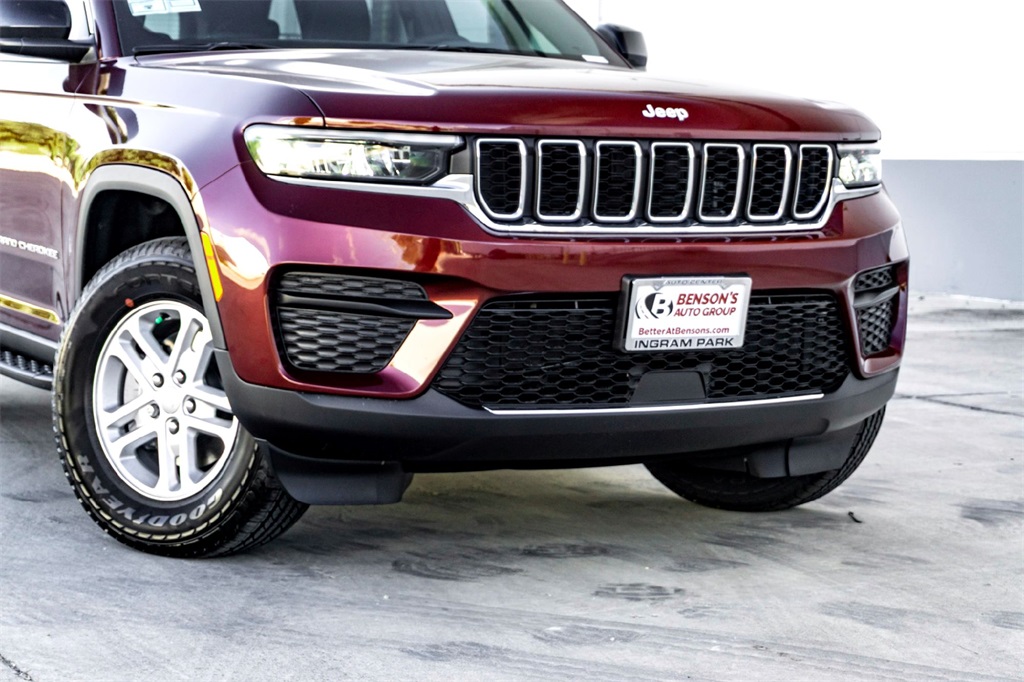 2025 Jeep Grand Cherokee Laredo photo 2