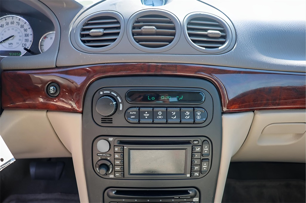 2004 Chrysler 300 photo 13
