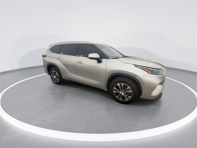 2021 Toyota Highlander XLE photo 2
