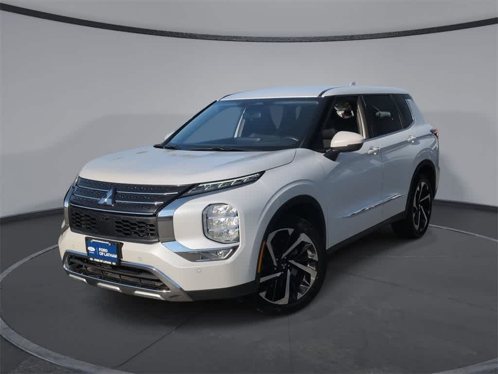 2023 Mitsubishi Outlander SE's photo