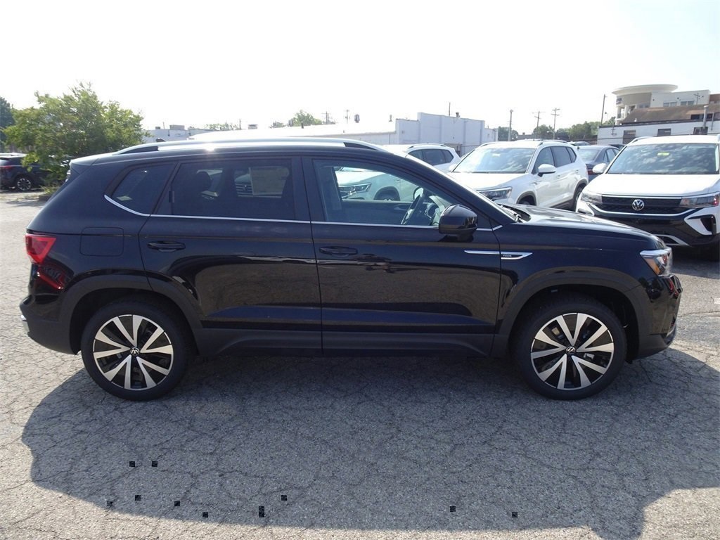 2024 Volkswagen Taos SE photo 6