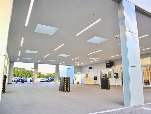 Used 2015 SPECIAL PAINT Chevrolet CUTWAY image 15