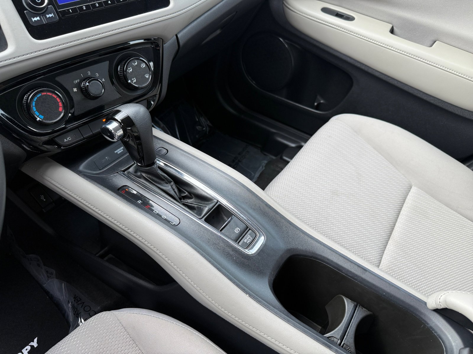 2016 Honda HR-V LX photo 13