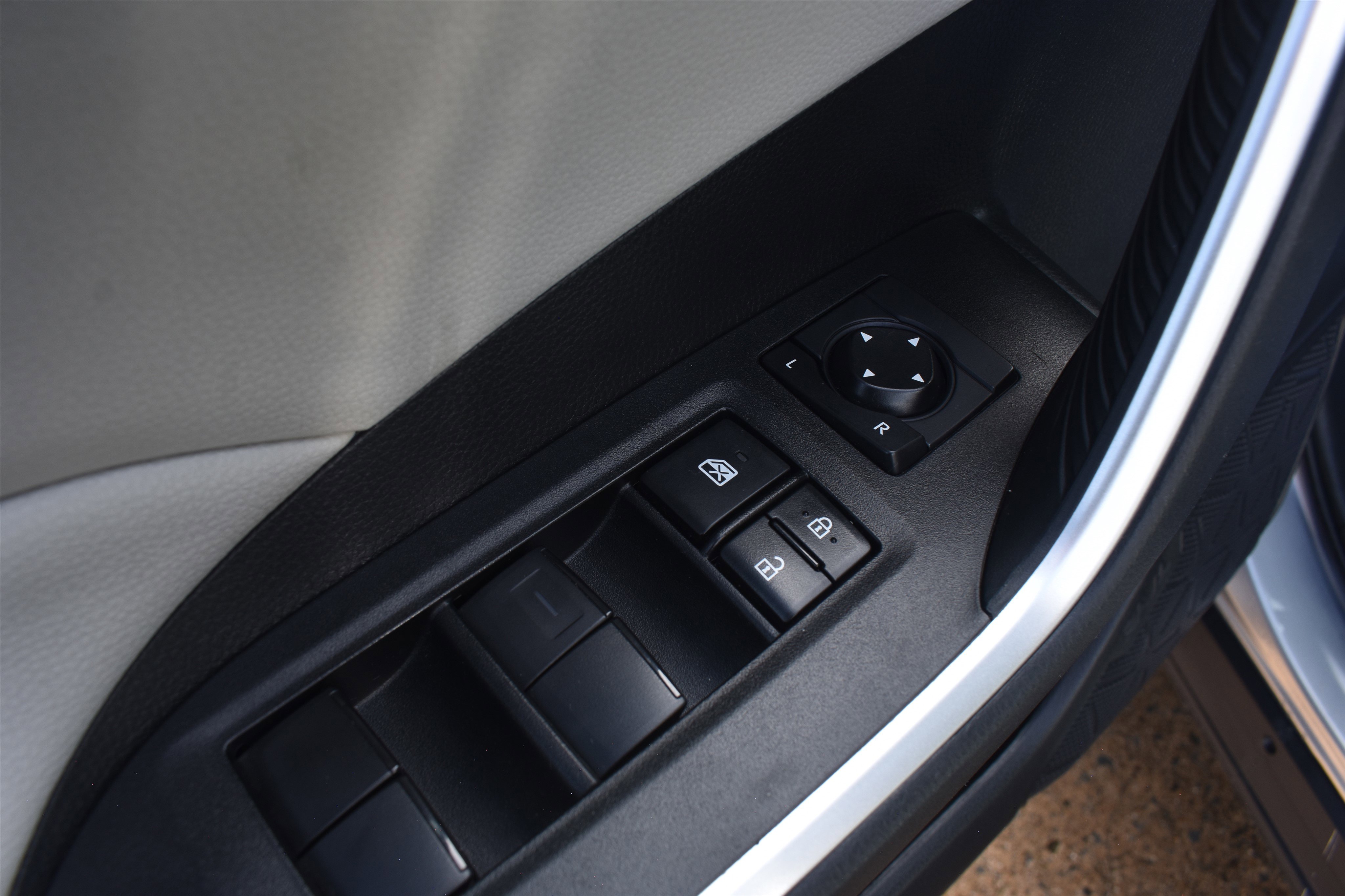 2021 Toyota RAV4 XLE photo 2