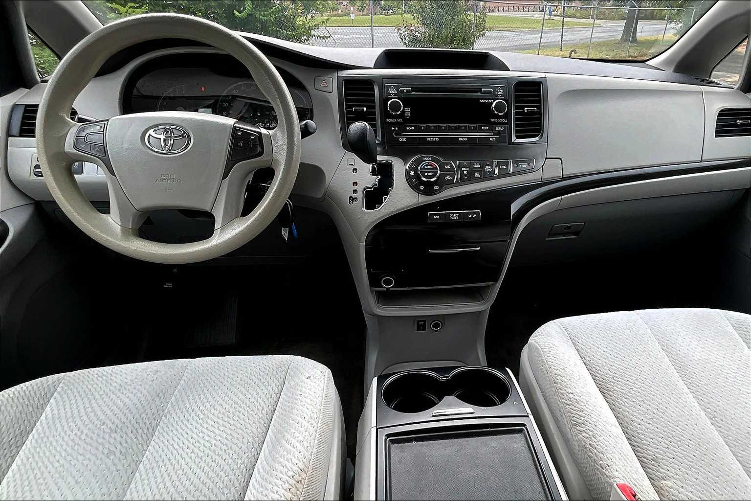 2014 Toyota Sienna LE photo 14