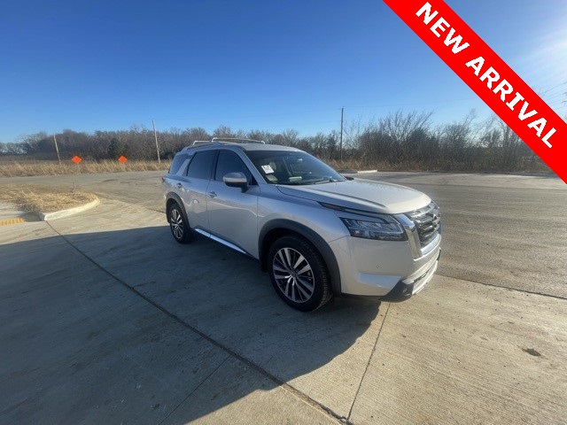 2022 Nissan Pathfinder Platinum's photo