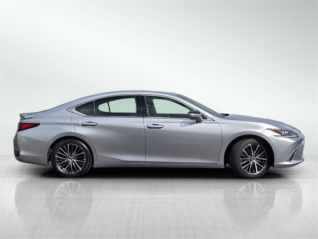 2023 Lexus ES 300h photo 3