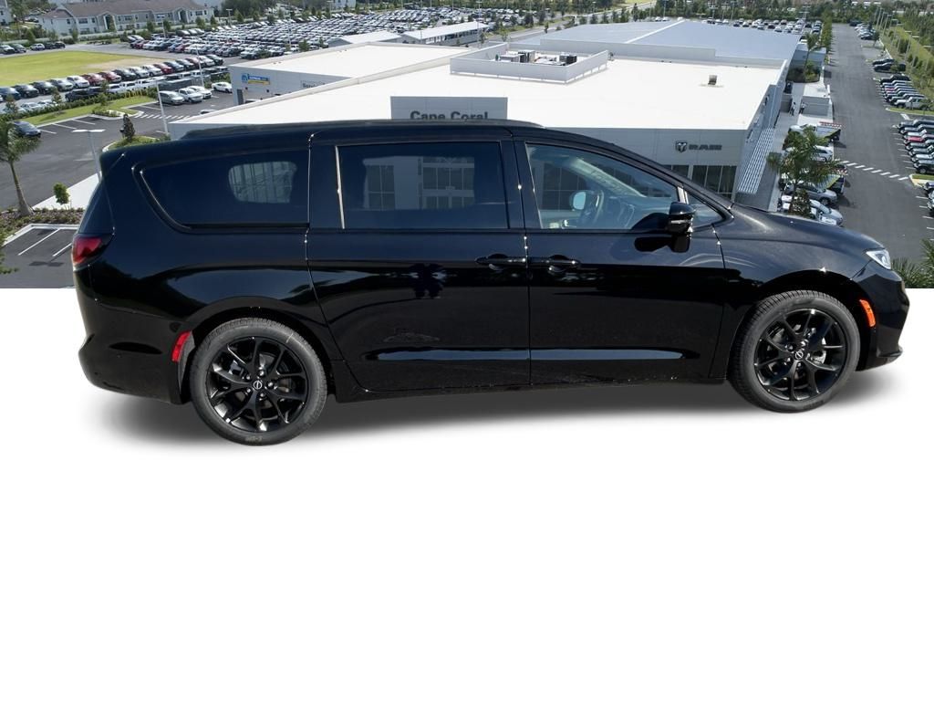 2025 Chrysler Pacifica Limited photo 3