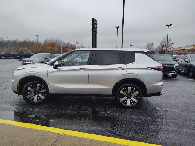 2025 Mitsubishi Outlander SE photo 3