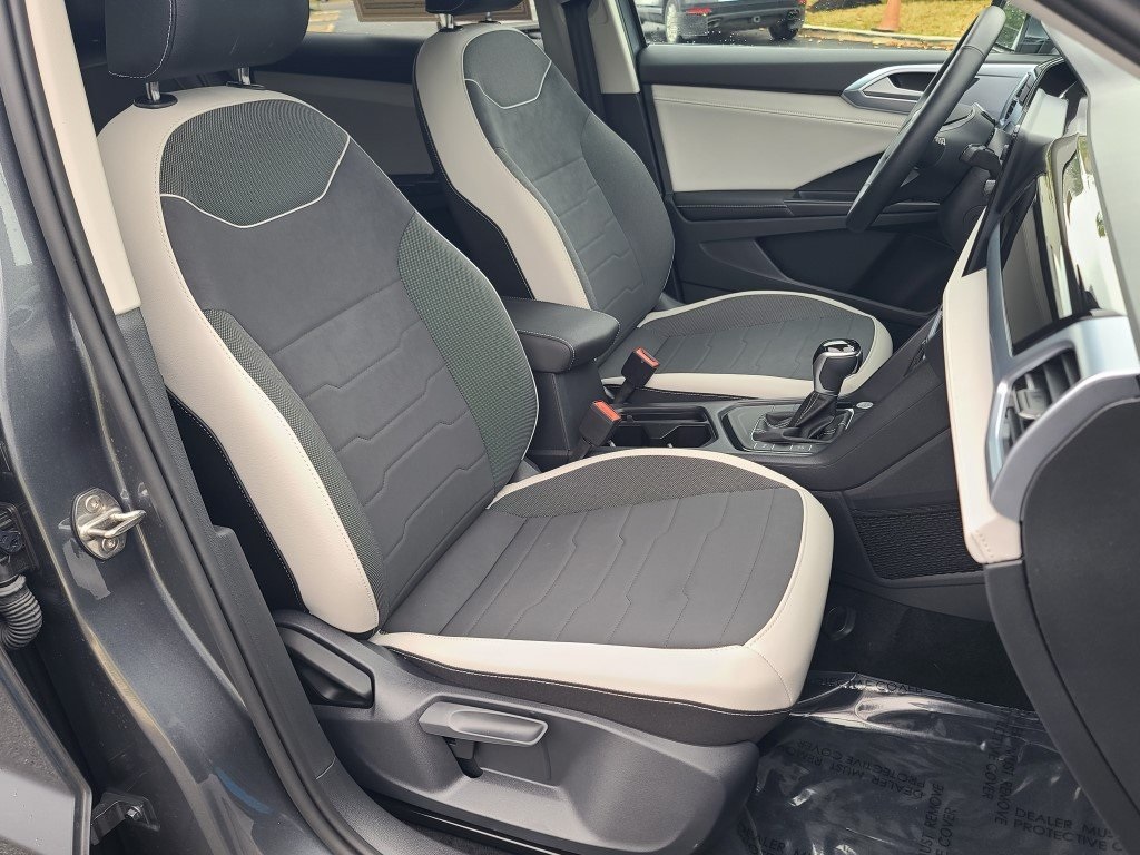 2025 Volkswagen Taos SE photo 3