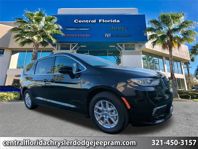 2024 Chrysler Pacifica Touring L's photo