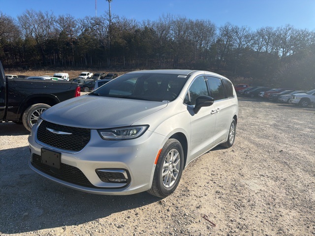 2026 Chrysler Pacifica Select's photo