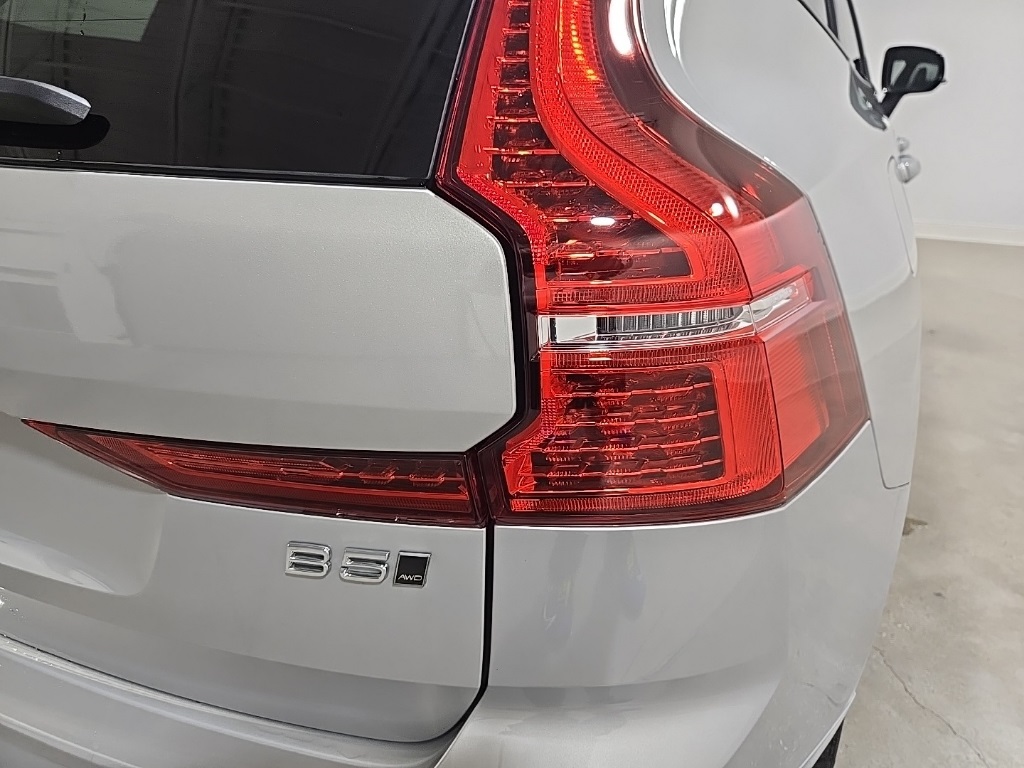 2025 Volvo XC60 B5 Plus photo 8