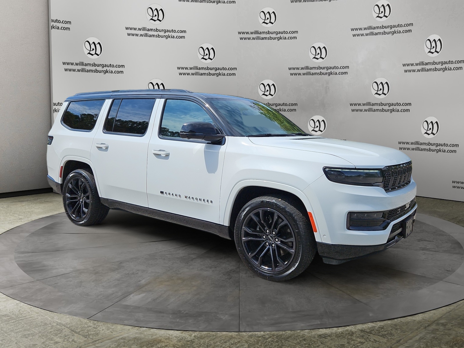 2024 Jeep Grand Wagoneer II photo 2