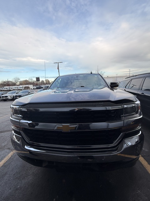 2017 Chevrolet Silverado 1500 LT photo 2