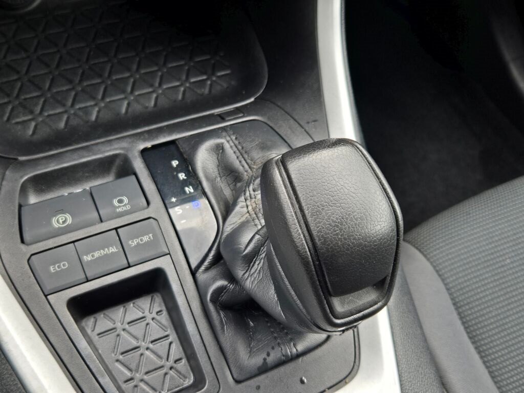 2021 Toyota RAV4 LE photo 21