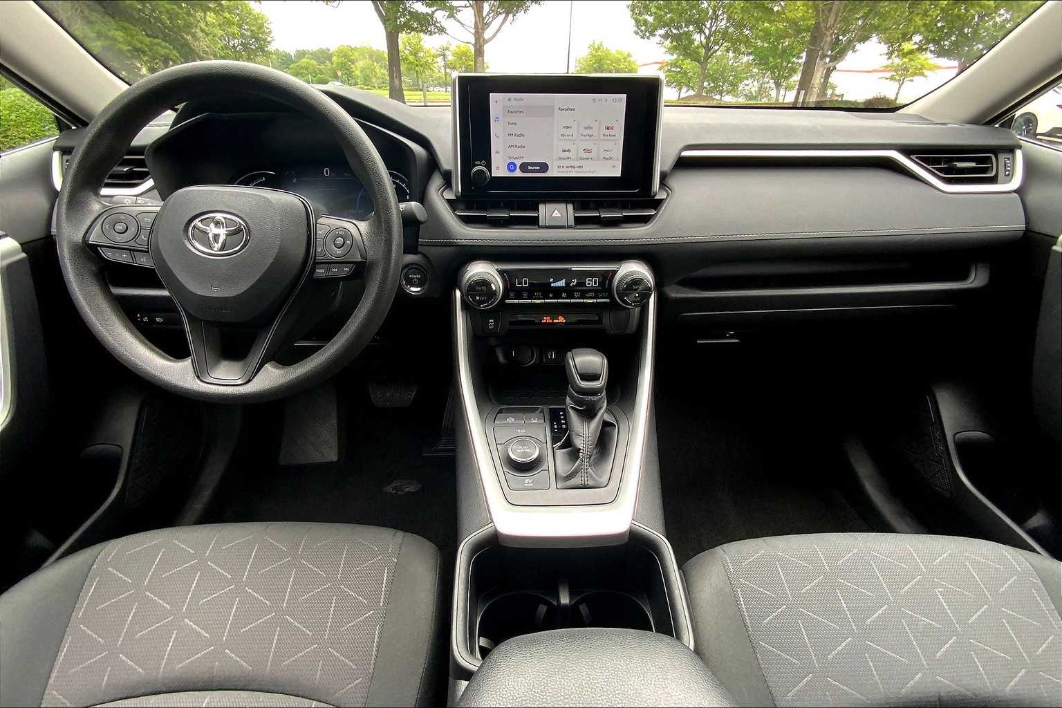 2024 Toyota RAV4 XLE photo 13